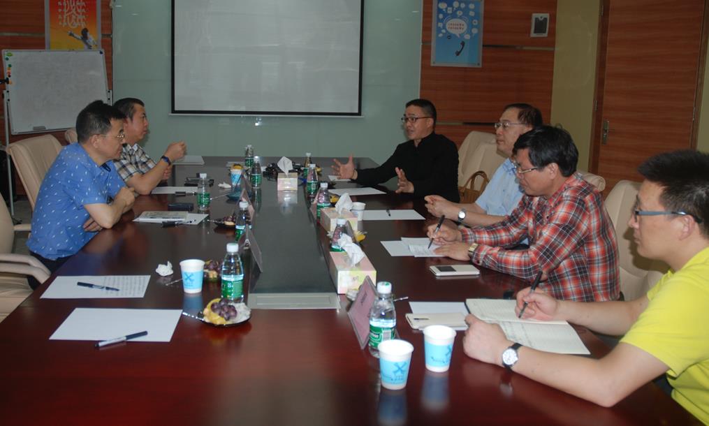 圖為:亞泰光電總經(jīng)理鄭翔與政協(xié)、科協(xié)領導座談