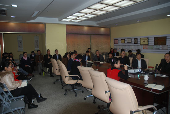 亞泰光電各部門(mén)與會(huì)代表做工作匯報(bào)