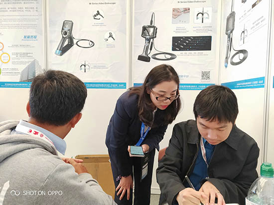 亞泰光電展臺前,公司內(nèi)窺鏡工程師與客戶親密交談為