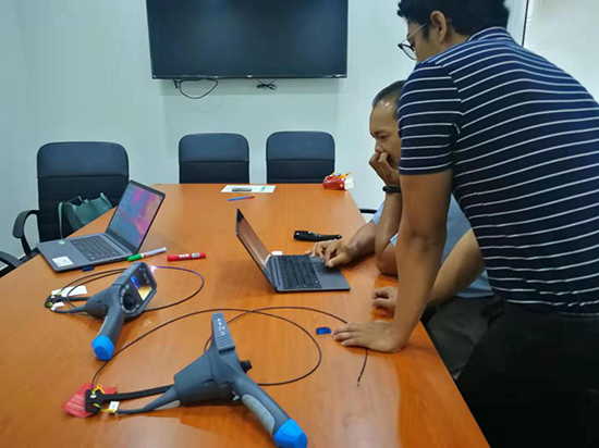 經銷商與客戶維修主管一起將現場拍到的圖片和視頻轉存至電腦,看圖片質量效果。